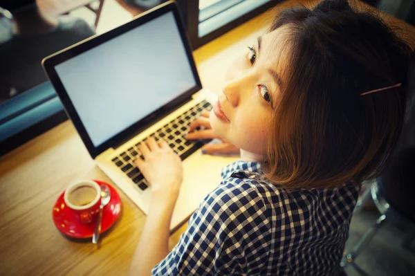 Mujer usando el ordenador portátil durante el descanso del café — Foto de Stock