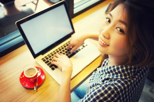 Mujer usando el ordenador portátil durante el descanso del café — Foto de Stock