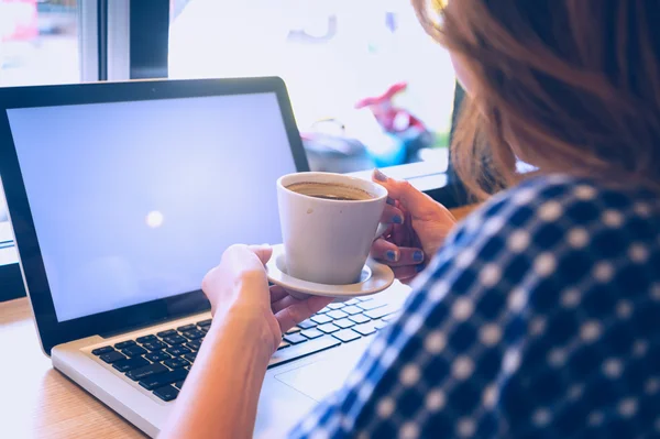 Mujer con portátil y taza. Concepto de vacaciones . — Foto de Stock