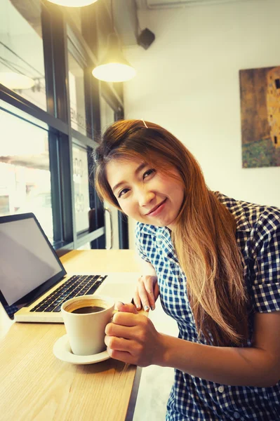 Mujer con portátil y taza. Concepto de vacaciones . — Foto de Stock