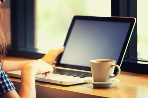 Asia hermosa usando su computadora portátil y beber café en la cafetería — Foto de Stock