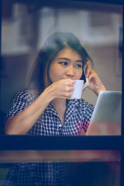 Mujer asiática hablando de teléfono en la cafetería y disfrutando del café — Foto de Stock