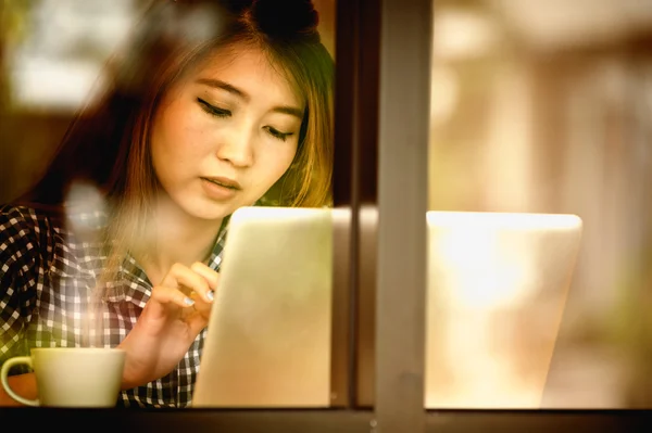 Retrato Asia mujer joven que trabaja en el ordenador portátil en la cafetería — Foto de Stock