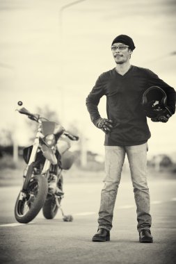 Motosiklet ile yolda duran adam motorcu portresi 