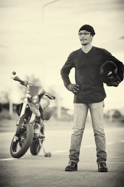 Πορτρέτο του ποδηλάτης άνθρωπος στέκεται στον δρόμο με μοτοσικλέτα — Φωτογραφία Αρχείου