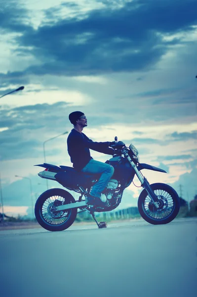 Retrato de asia guapo hombre motorista en la motocicleta — Foto de Stock