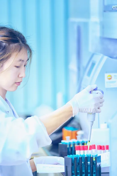 Asia mujeres que trabajan en el trabajo de parto en el hospital — Foto de Stock