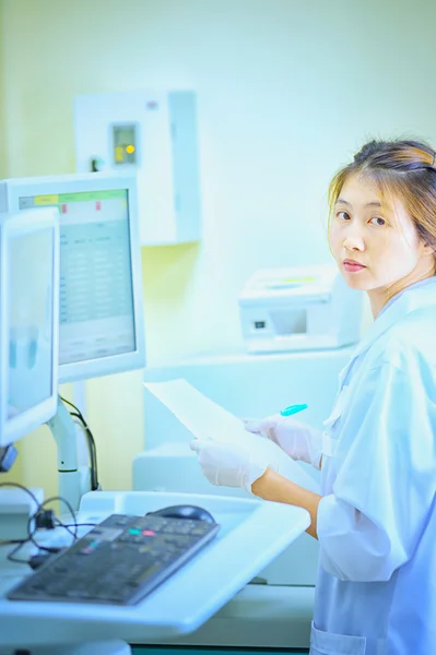 Ásia mulheres que trabalham no laboratório no hospital — Fotografia de Stock