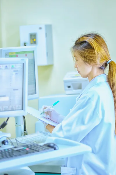 Azië vrouwen werken in laborytory bij ziekenhuis — Stockfoto