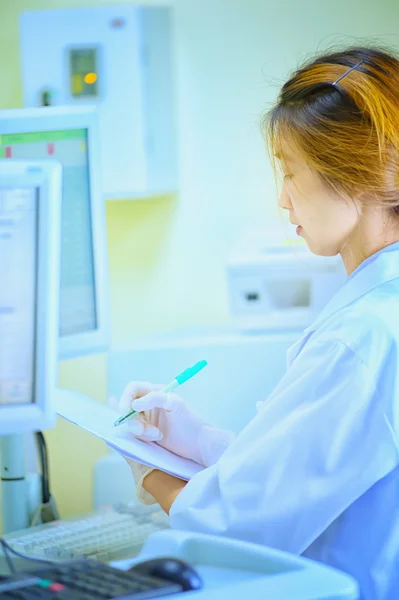 Azië vrouwen werken in laborytory bij ziekenhuis — Stockfoto