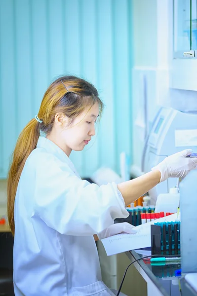 병원에서 laborytory에서 일 하는 아시아 여성 — 스톡 사진