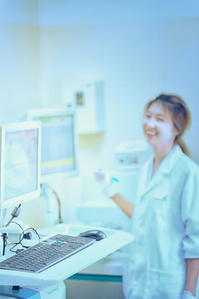 Asiatiques femmes travaillant en laboratoire à l'hôpital — Photo