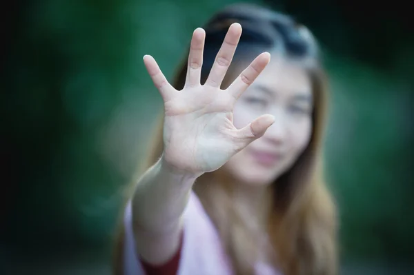 Asiático las mujeres mostrando stop mano gesto, enfoque de la mano —  Fotos de Stock