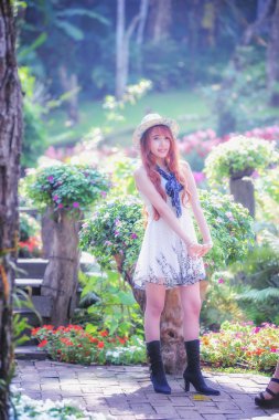 Asya güzel genç kadın bahçede