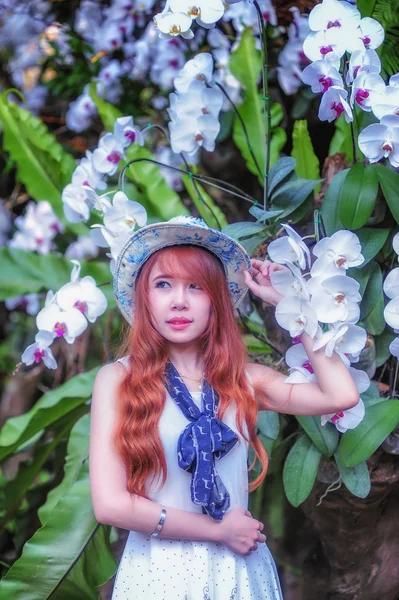 Asia giovani donne con fiori colorati in giardino — Foto Stock