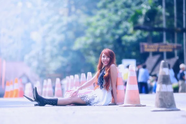 Ázsiai fiatal nő ül a park módon — Stock Fotó