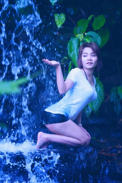 Asia Hermosa chica sexy en la cascada — Foto de Stock