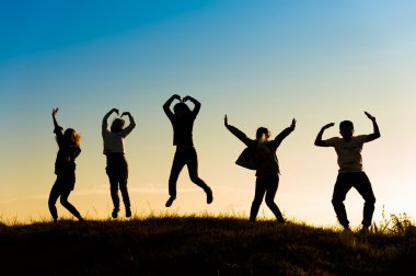 Asya genç adam ve dağda atlama