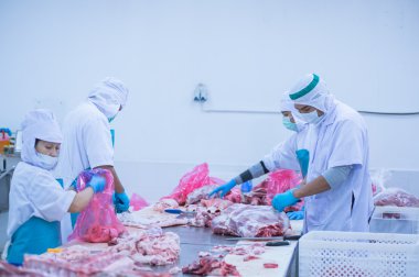 kesim et Mezbahada çalışan işçiler fabrikada