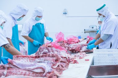 kesim et Mezbahada çalışan işçiler fabrikada