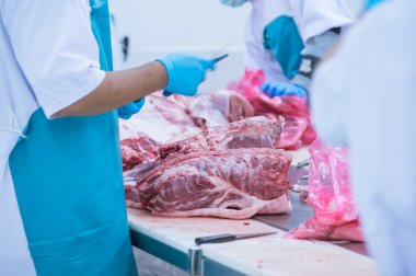 kesim et Mezbahada çalışan işçiler fabrikada