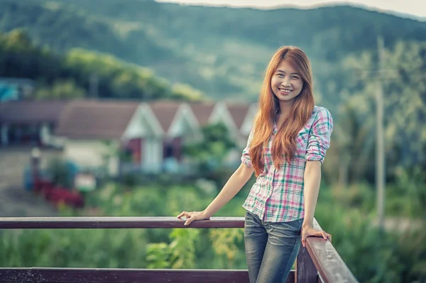 Азия красивая молодая женщина стоит на смотровой площадке — стоковое фото