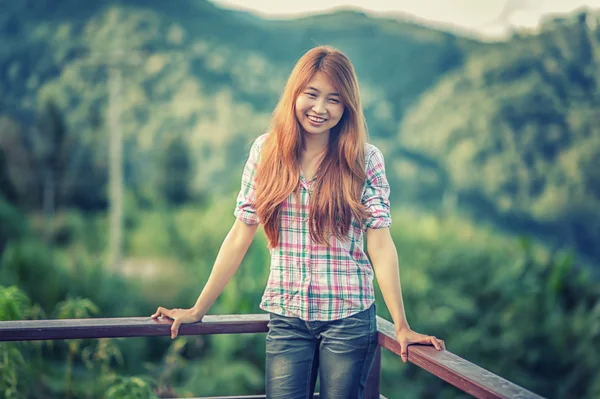 Asia beautiful young woman stand on view point — Stock Photo, Image