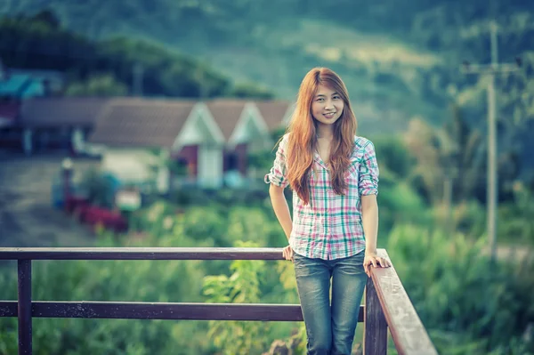 Asia bella giovane donna in piedi sul punto di vista — Foto Stock