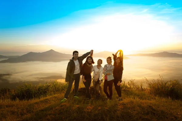 Amanecer en la montaña brumosa con las mujeres y el hombre — Foto de Stock