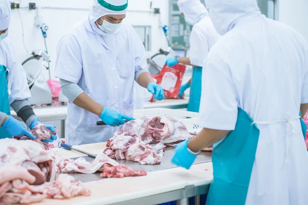 Corte de trabalhadores de matadouros de carne na fábrica — Fotografia de Stock