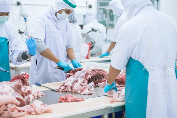 Corte de trabalhadores de matadouros de carne na fábrica — Fotografia de Stock