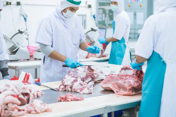 Corte de trabalhadores de matadouros de carne na fábrica — Fotografia de Stock