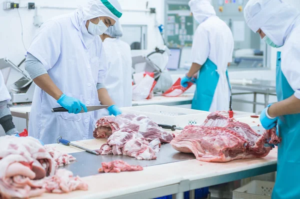 Cutting meat slaughterhouse workers in the factory — Stock Photo, Image