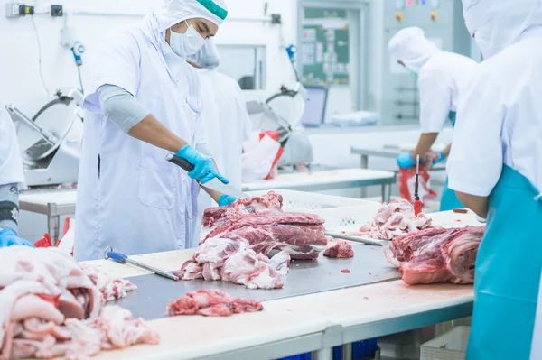 Cutting meat slaughterhouse workers in the factory — Stock Photo, Image