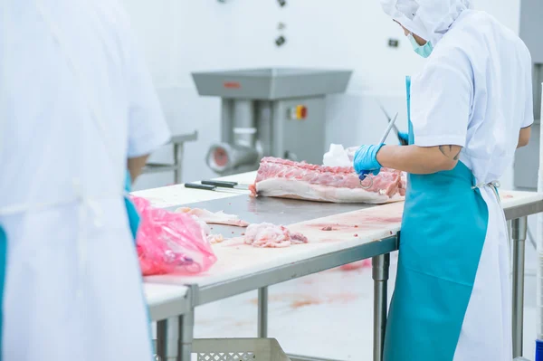 Corte de trabalhadores de matadouros de carne na fábrica — Fotografia de Stock