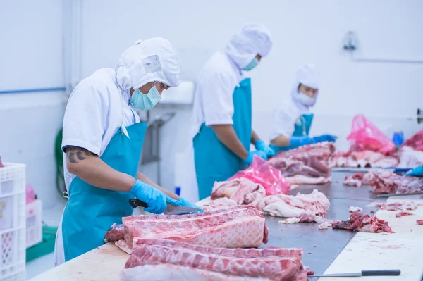 Κοπής κρέατος εκδοροσφαγείς στο εργοστάσιο — Φωτογραφία Αρχείου
