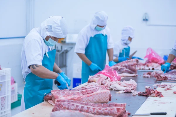 Corte de trabalhadores de matadouros de carne na fábrica — Fotografia de Stock