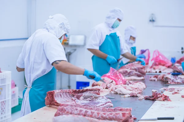 Corte de trabalhadores de matadouros de carne na fábrica — Fotografia de Stock