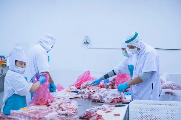 Corte de trabalhadores de matadouros de carne na fábrica — Fotografia de Stock