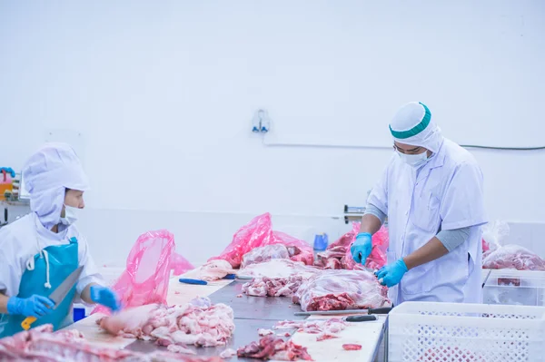 Corte de trabalhadores de matadouros de carne na fábrica — Fotografia de Stock