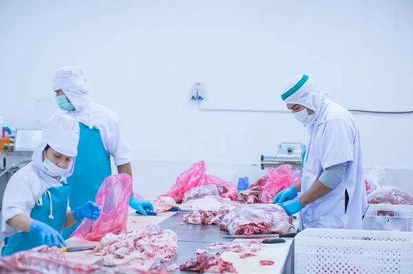 Rozbioru mięsa pracowników rzeźni w fabryce — Zdjęcie stockowe