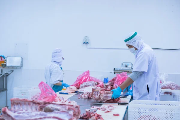 Corte de trabalhadores de matadouros de carne na fábrica — Fotografia de Stock