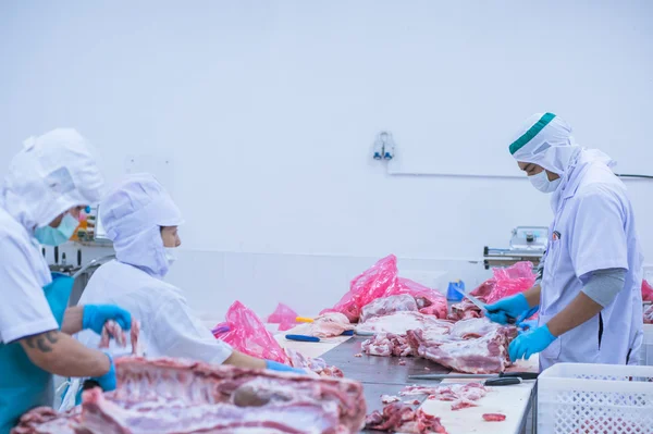 Corte de trabalhadores de matadouros de carne na fábrica — Fotografia de Stock