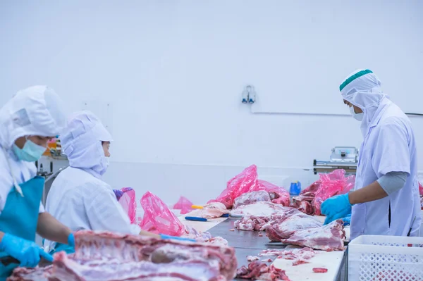 Corte de trabalhadores de matadouros de carne na fábrica — Fotografia de Stock