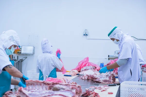 Corte de trabalhadores de matadouros de carne na fábrica — Fotografia de Stock