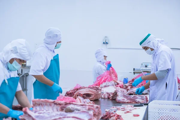 Corte de trabalhadores de matadouros de carne na fábrica — Fotografia de Stock