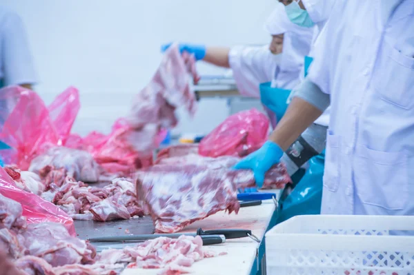 Corte de trabalhadores de matadouros de carne na fábrica — Fotografia de Stock