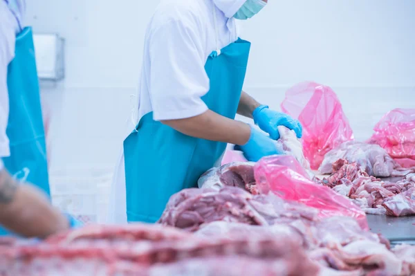 Corte de trabalhadores de matadouros de carne na fábrica — Fotografia de Stock