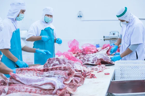 kesim et Mezbahada çalışan işçiler fabrikada