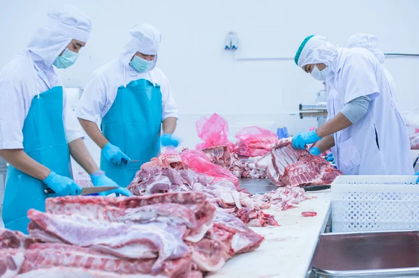 kesim et Mezbahada çalışan işçiler fabrikada